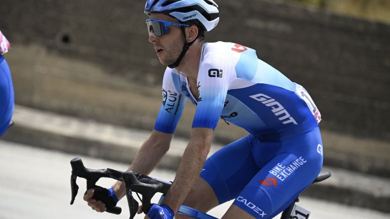 Tour d'Italie - Simon Yates touché au genou... le médecin rassurant !
