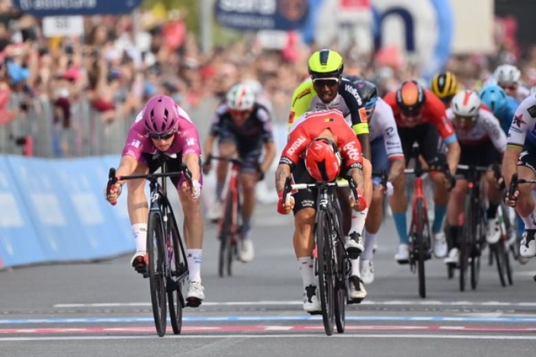 Tour d'Italie - Arnaud Démare, la 6e étape devant Ewan... Photo-finish !