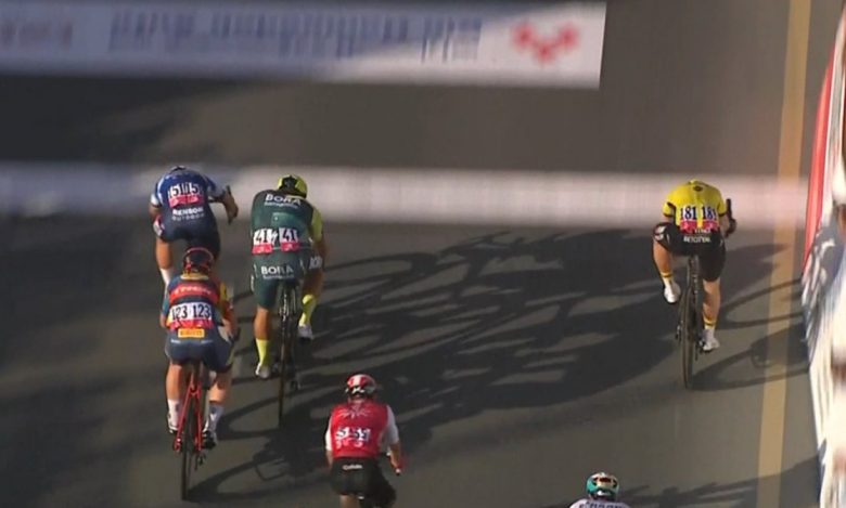 Olav Kooij la 5e étape devant Tim Merlier et à la photo-finish