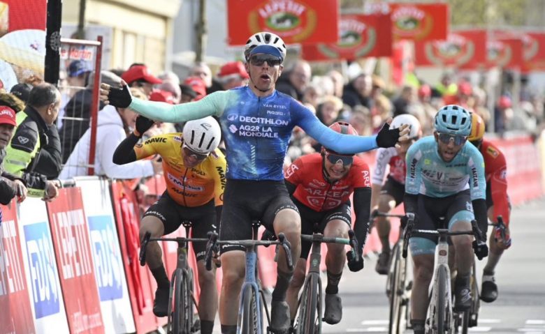 Ciclismo.  Paris Camembert – Benoît Cosnefroy, il più forte nella sua terra natale, la Normandia!