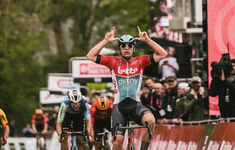 Arnaud De Lie s'impose en costaud... après 2 crevaisons !