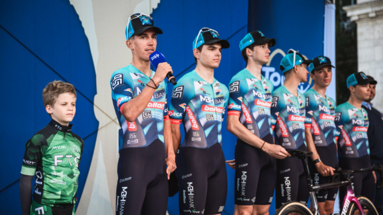 Tour de Hongrie - L'équipe MBH Bank CSB au départ... un retournement de situation #TdH2026 #Dopage #Doping #MBHBank #Hongie