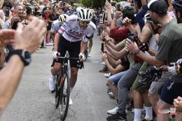 Tour d'Italie - Pourquoi Pogacar portait un brassard noir sur la 1ère étape