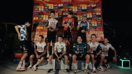 Tour d'Espagne - Les coureurs obligés de fêter La Vuelta sur un parking d'hôtel...