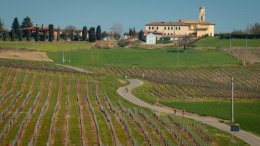 Semaine Coppi et Bartali - Une voiture de Visma visée par deux spectateurs saouls