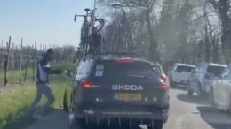 Semaine Coppi et Bartali - Une voiture de Visma prise à partie par deux spectateurs