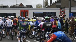 Tour des Flandres - Un train stoppe la course… des coureurs sanctionnés par l'UCI ?