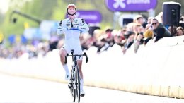 Tour des Flandres - Demi Vollering en solitaire, Ferrand-Prévot sur le podium