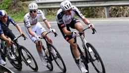 Liège-Bastogne-Liège - Tadej Pogačar entouré de Cosnefroy et Wellens sur la Doyenne