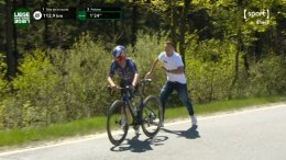 Liège-Bastogne-Liège - Tom Pidcock distancé et hors du jeu après un ennui mécanique