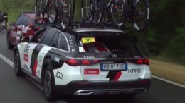Tour d'Italie - Mathys Rondel percute une voiture UAE, la vitre arrière brisée