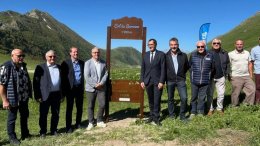 Tour de France  - Christian Prudhomme au sommet du col de Sarenne avant le Tour