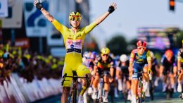 Tour de France Femmes - Lorena Wiebes surpuissante, lève les bras sur la 2e étape