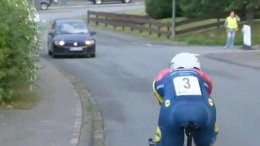 Route - Proche du drame... des voitures sur le parcours d'une course UCI allemande