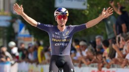 GP Larciano - Tom Pidcock lève les bras en solitaire... Christian Scaroni deuxième