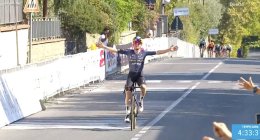 GP Larciano - Tom Pidcock lève les bras en solitaire... Christian Scaroni deuxième