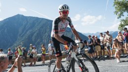 Route - Jay Vine prolonge avec la formation UAE Team Emirates-XRG