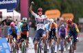Tour d'Italie Paul Magnier la 1ère étape et en Rose.. énorme chute dans le final